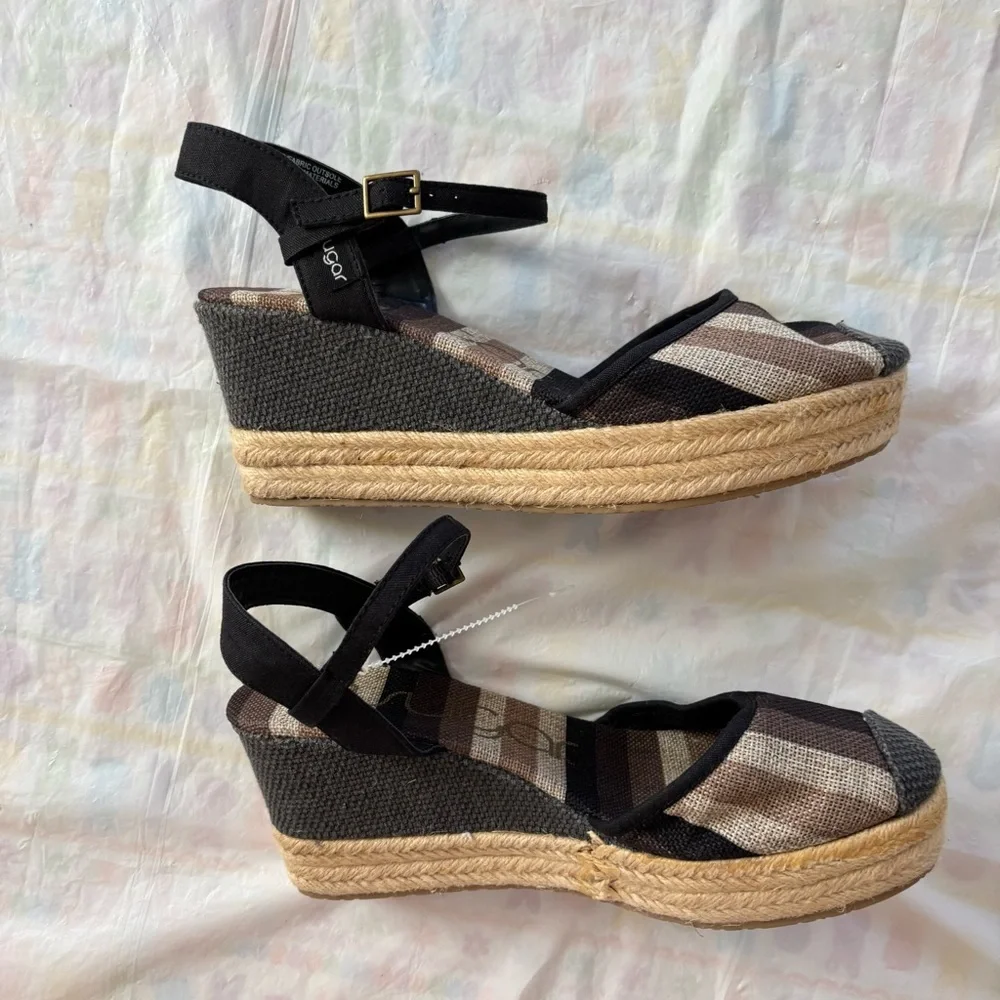 NWT Sugar Deuce Black Tan Wedge Sandals straps. SZ 8.5 M NWT has Sole Sticker